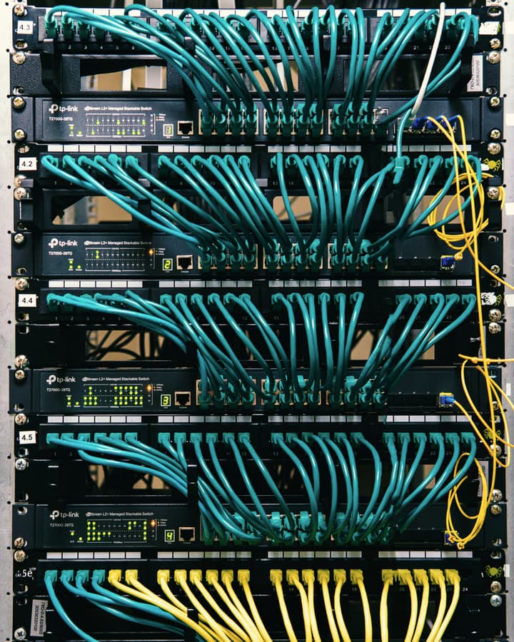 Rack de rede organizado, com switches e cabos de rede identificados